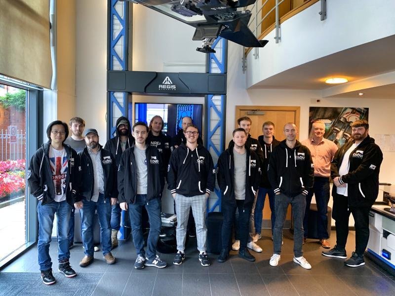 Une douzaine de membres de l’équipe véhicules de Cloud Imperium Games posent dans leurs locaux